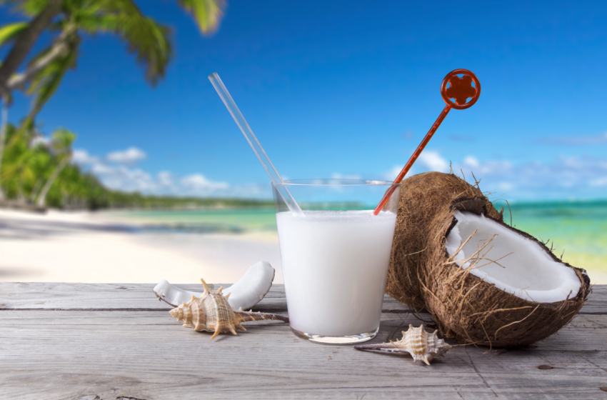 Coconut paradise. Кокос Баунти Кокос. Паттайя Кокос. Кокос с трубочкой на фоне моря. Кокос цветок море.